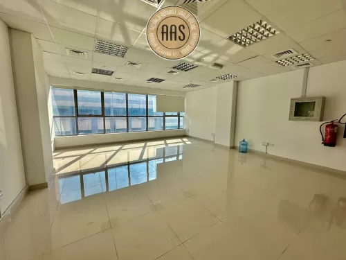 Kommerziell Klaar eigendom U/F Büro  zu vermieten in Dubai Investments Park , Dubai #45577 - 1  image 