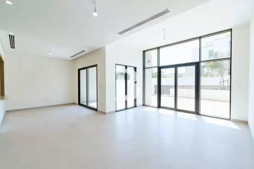 Residential Ready Property 3 Bedrooms U/F Townhouse  for rent in Dubai #51064 - 1  image 