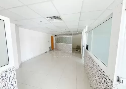 Kommerziell Klaar eigendom U/F Büro  zu vermieten in Geschäftsbucht , Dubai #56272 - 1  image 