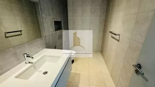 Residential Ready Property 3 Bedrooms U/F Apartment  for rent in Abu Dhabi #56642 - 1  image 